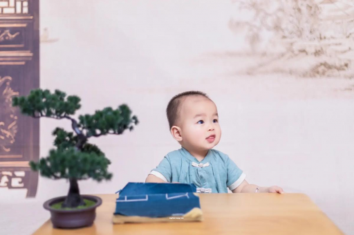 宝宝眼睛突然肿了